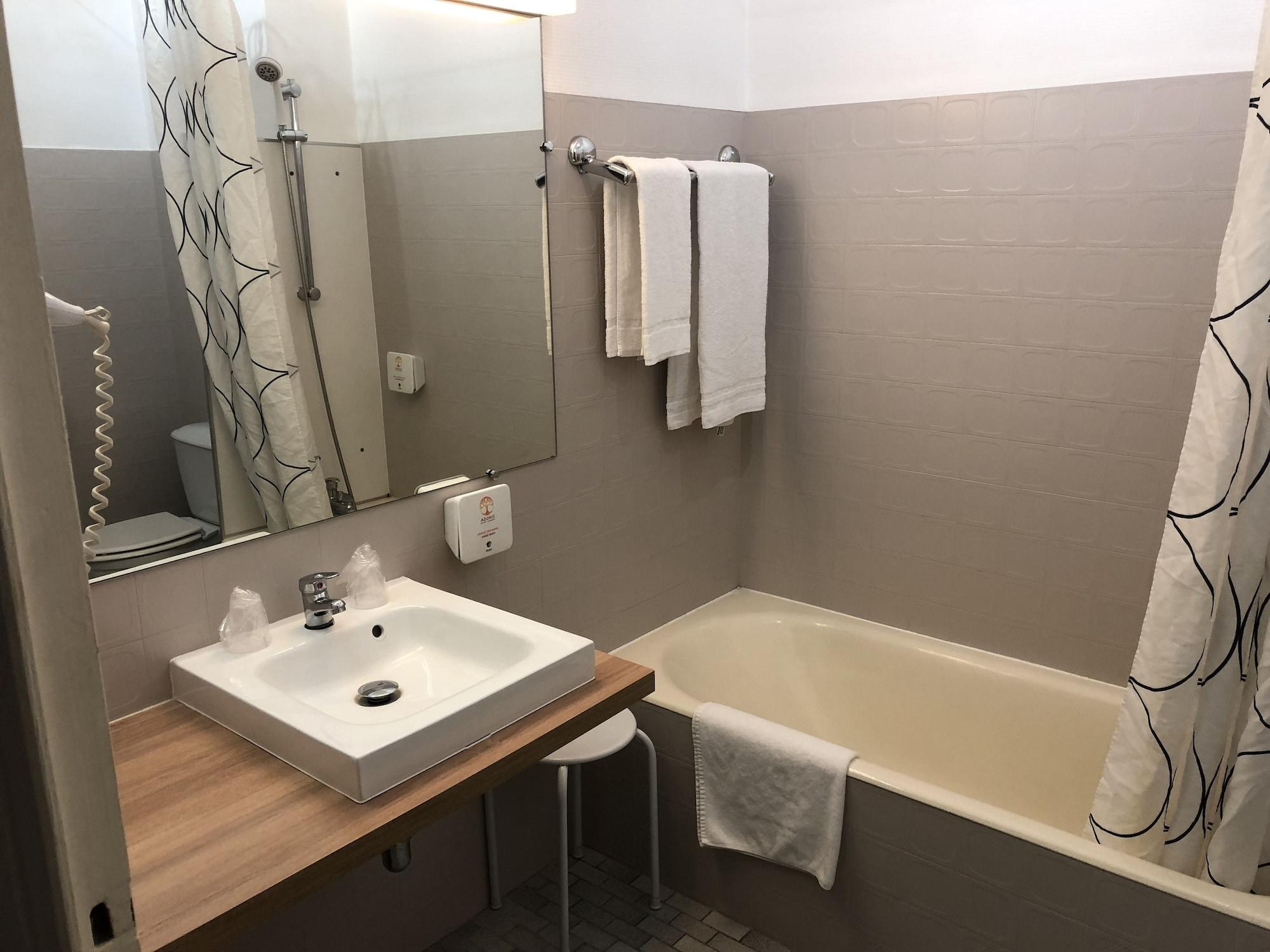 Adonis Lyon Est Hotel Artys Saint-Priest-en-Jarez Zewnętrze zdjęcie